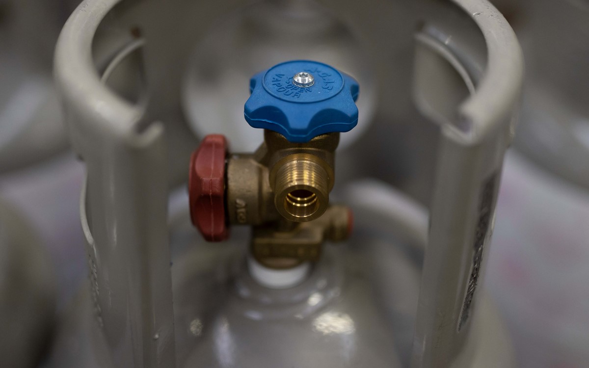 cylinder valve and shroud