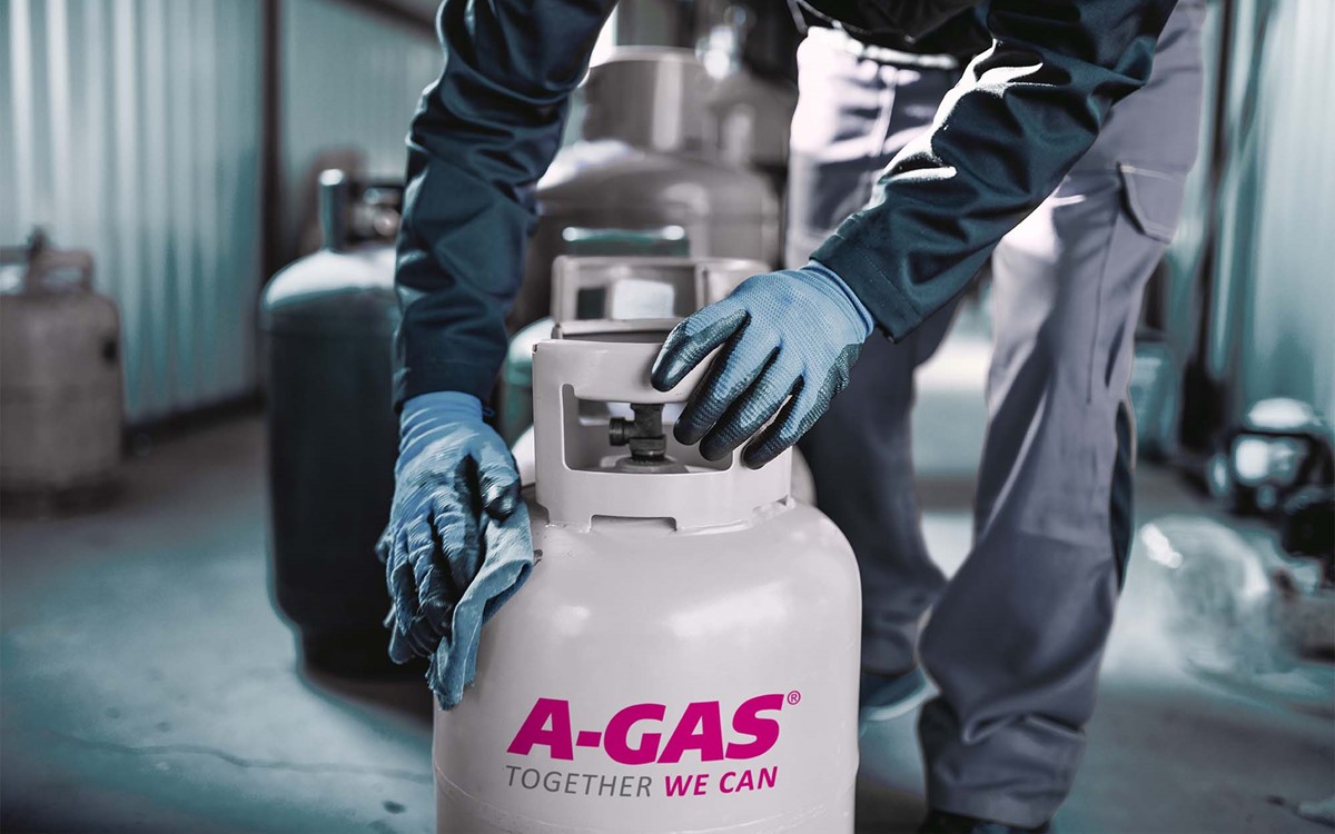 engineer handling gas cyclinder